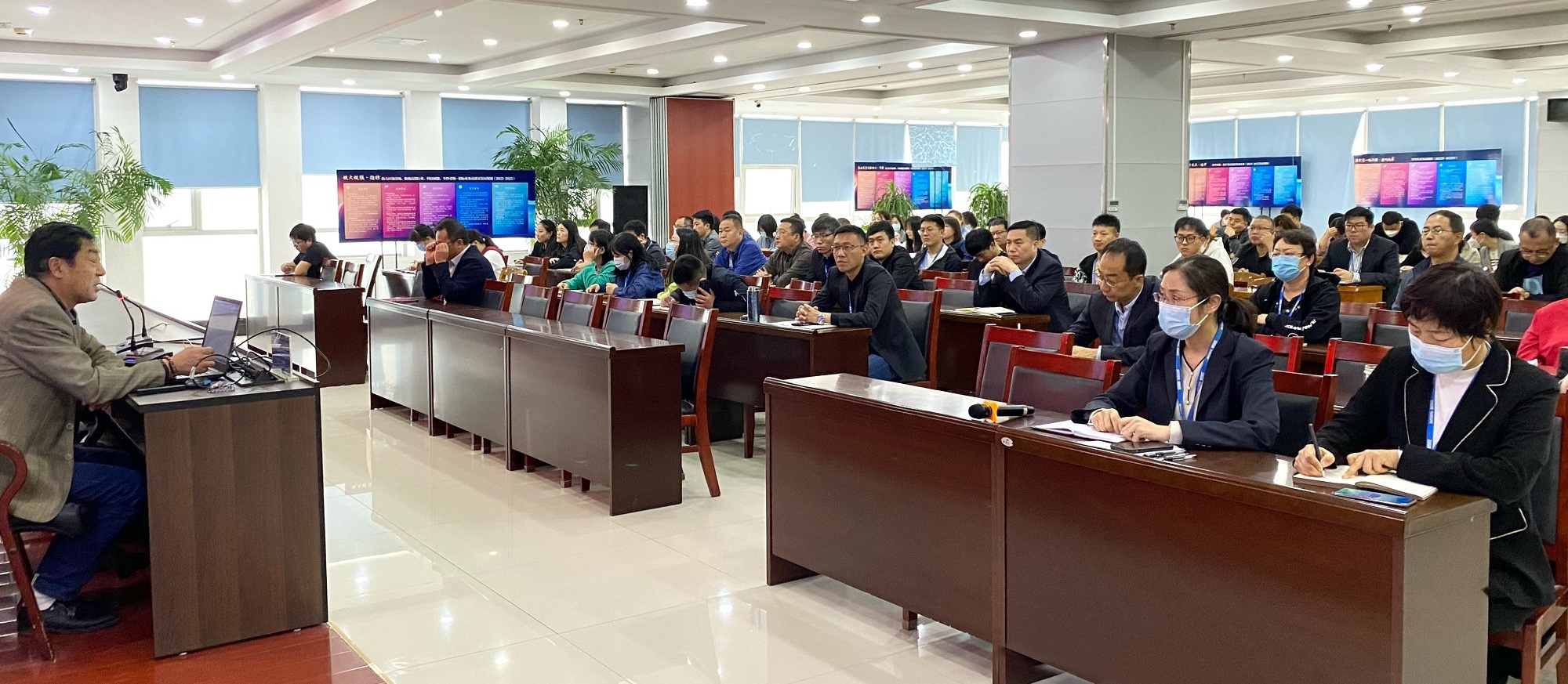 黄律授课1.jpg 黄律授课1.jpg